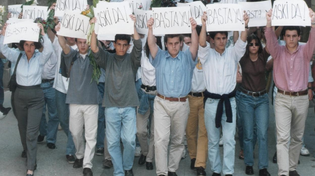 Días después del asesinato de Gregorio Ordóñez, unos jóvenes se manifestaron en la parte vieja de San Sebastián, coto privado de los violentos