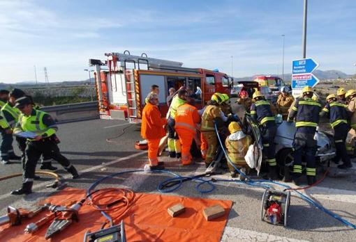 Operativo de Bomberos y de sanitarios para excarcelar y atender a los dos heridos