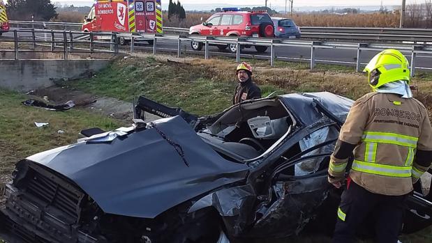 Un conductor de 45 años muere en Zaragoza en un brutal choque tras salirse de la carretera