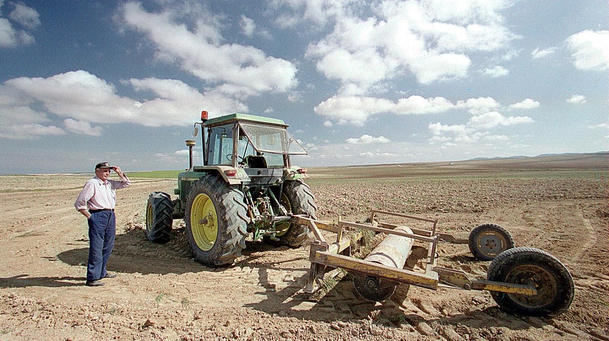 Cada vez quedan menos agricultores y más envejecidos. Al campo aragonés llegan la mitad de los que se van