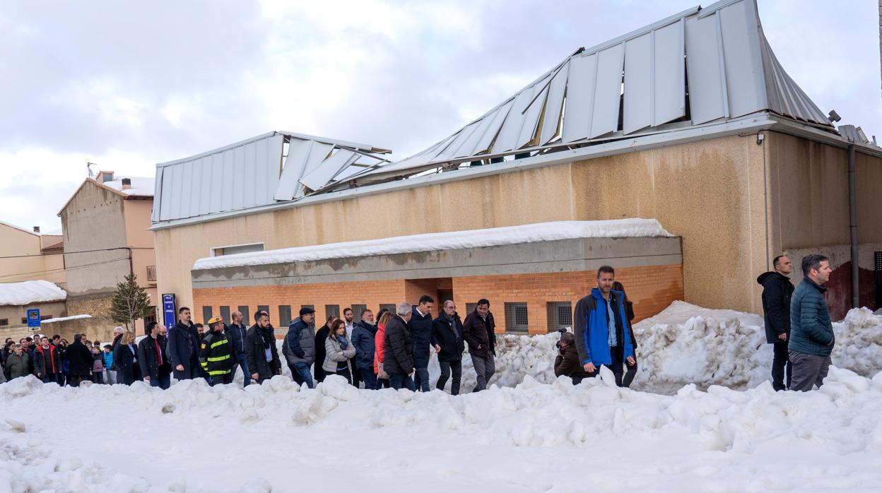 Un edificio con el tejido desplomado por el temporal de viento y nieve