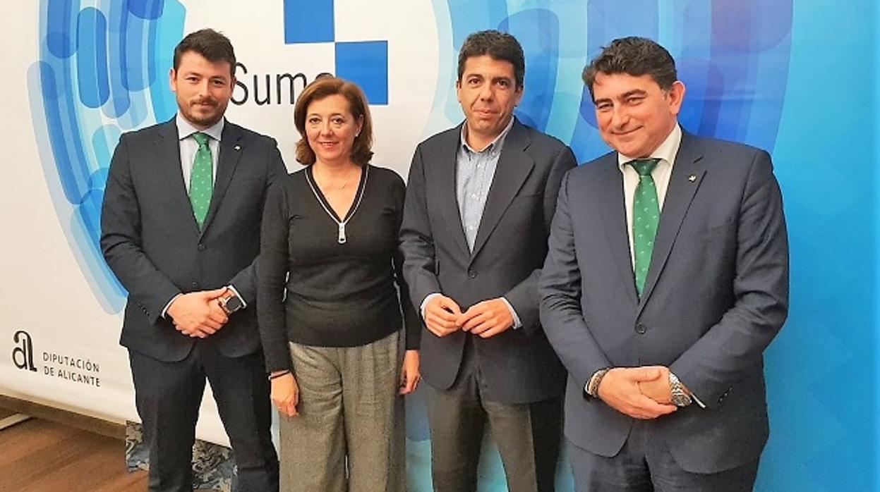 Directivos de Eurocaja Rural con el presidente de la Diputación y la diputada provincial