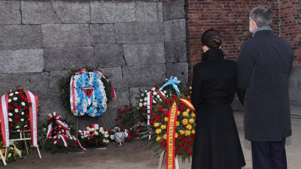 Los Reyes, tras visitar Auschwitz: «Que nunca más la Humanidad caiga en un horror semejante»