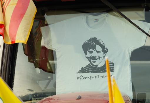 En la concentración se exhibieron camisetas en recuerdo del ganadero José Luis Iranzo, asesinado por Igor el Ruso en diciembre de 2017 en Teruel