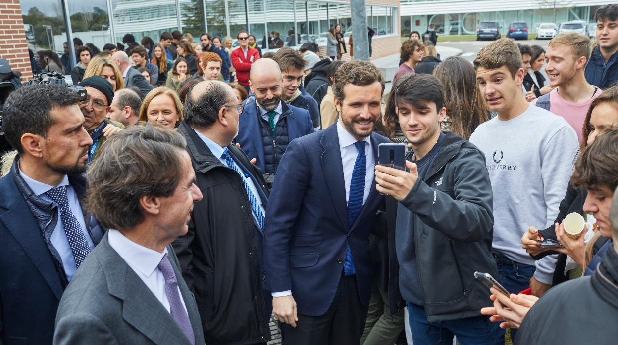 Pablo Casado y José María Aznar, el martes en la Universidad Francisco de Vitoria