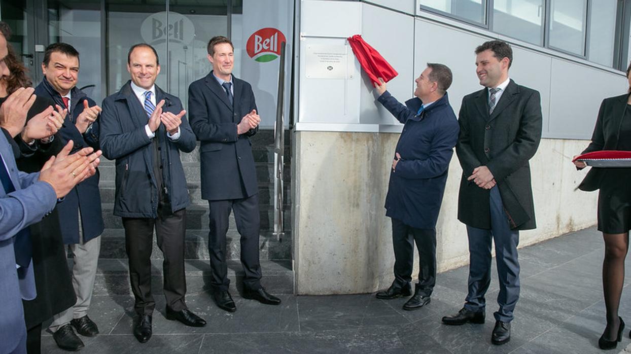 El presidente de Castilla-La Mancha destapa la placa de la inauguración de Bell Internacinal