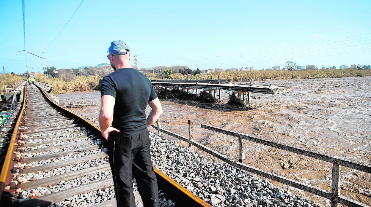 Un técnico de Adif revisa la vía del tren que circula entre Malgrat de Mar (Barcelona) y Blanes (Gerona)