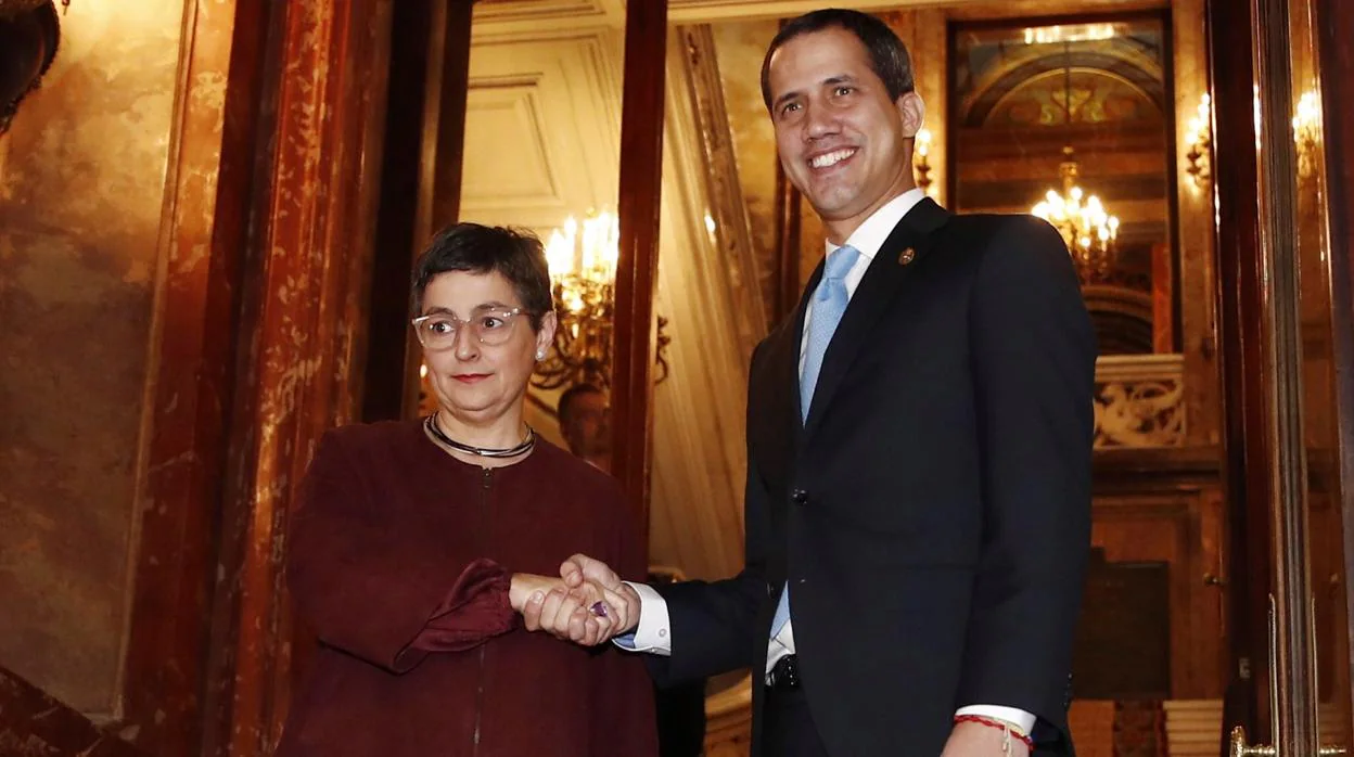 La ministra González Laya con Juan Guaidó