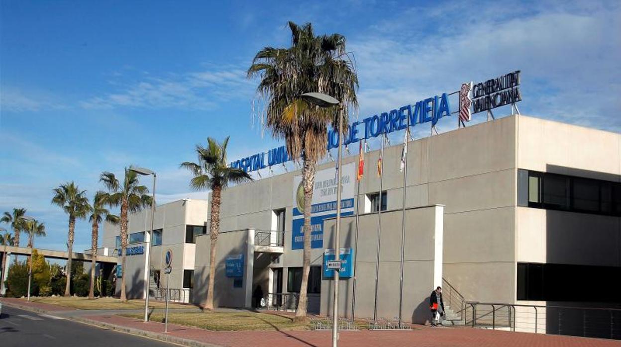 El Hospital de Torrevieja, donde se ha atendido a la pareja de islandeses por un falsa sospecha de coronavirus