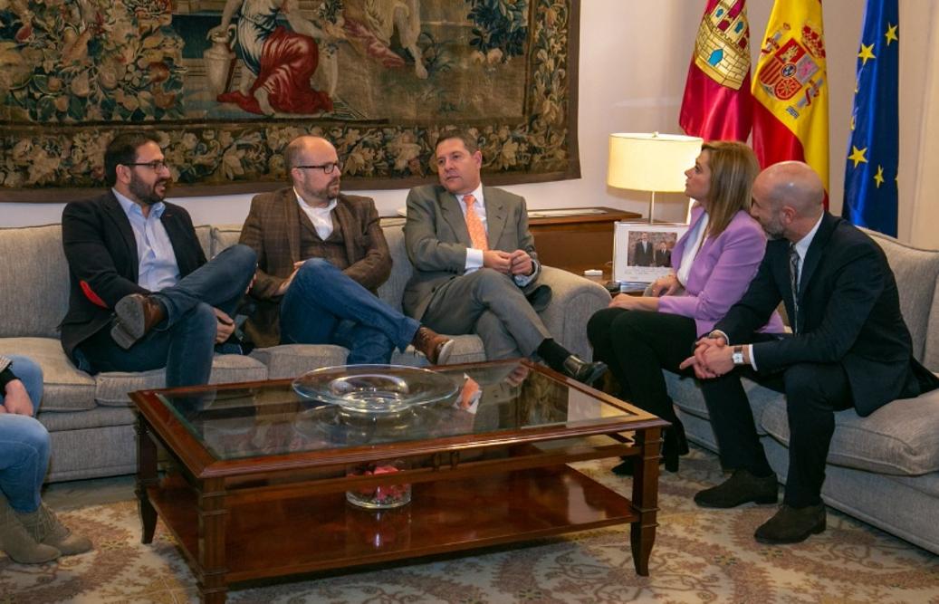 El presidente Page, este martes en el Palacio de Fuensalida acompañado de la portavoz del Gobierno regional, Blanca Fernández, y del número 2 del PSOE en Castilla-La Mancha, Sergio Gutiérrez. Por parte de Ciudadanos acudieron a la reunión Carmen Picazo, Alejandro Ruiz y David Zapata