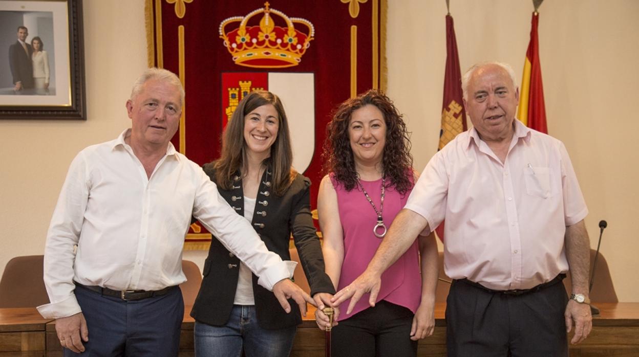 La alcaldesa de Trillo, Lorena Álvarez (segunda por la derecha), junto con sus tres concejales del PSOE