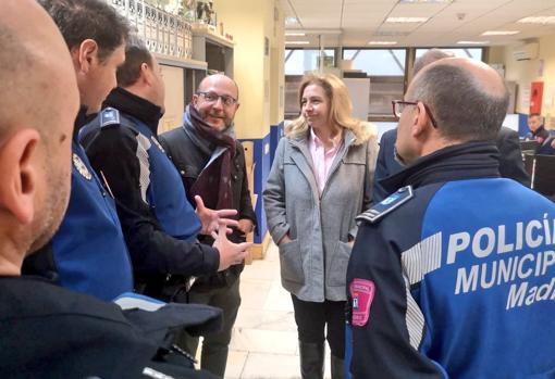 La delegada de seguridad, Inmaculada Sanz; y el concejal de Centro, José Fernández, durante su visita a la Comisaría de Centro Sur