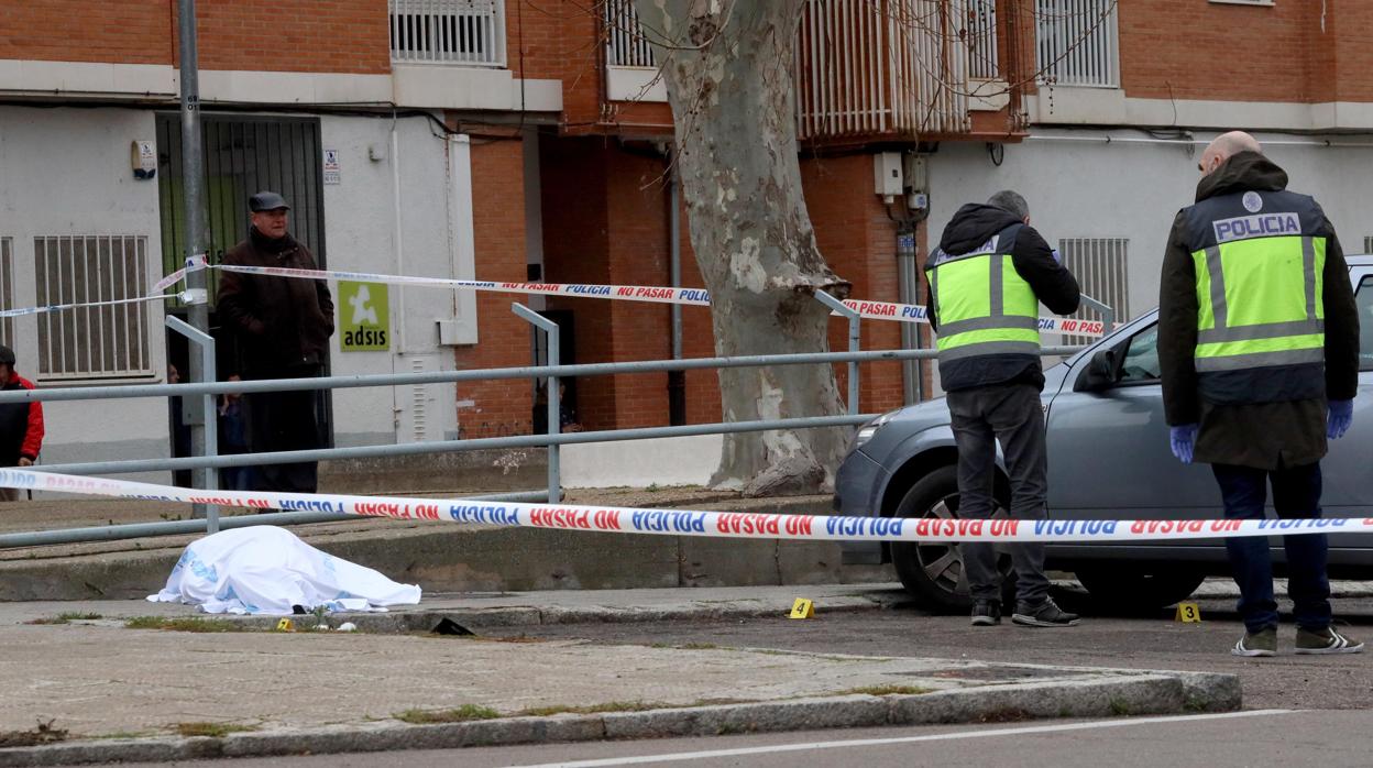 Varios policías intervienen en el lugar del suceso en Salamanca