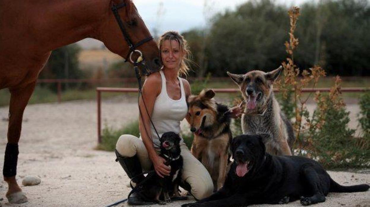 Elsa Martín Olsen, posando con varios animales