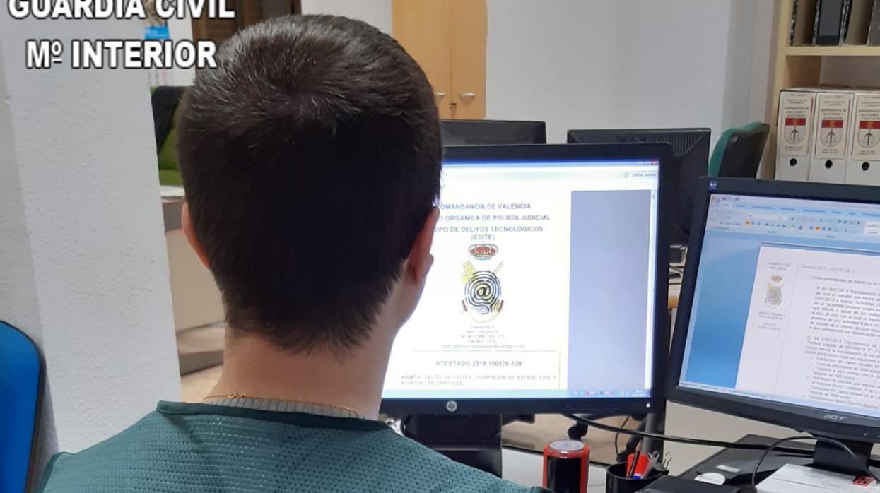 Un investigador de la Guardia Civil de Alicante consultando Internet