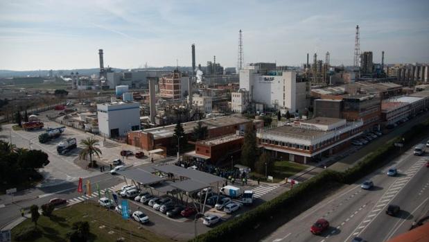 Convocan una huelga general en la petroquímica de Tarragona tras el accidente de IQOXE