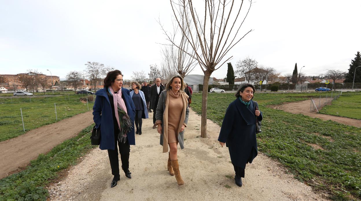 Milagros Tolón, alcaldesa de Toledo, paseando por la senda acompañada de la vicerrectora Fátima Guadamillas y la presidenta de la Real Fundación Toledo, Paloma Acuña