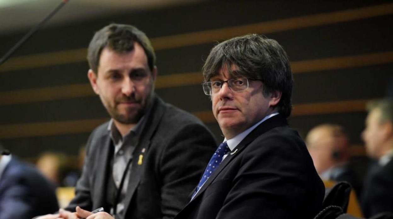 Toni Comín y Carles Puigdemont, ayer en el Parlamento Europeo