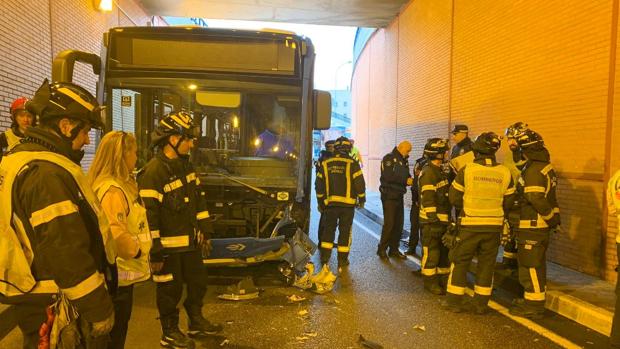 Muere un motorista al entrar en sentido contrario en el túnel de Pío XII y colisionar contra un autobús