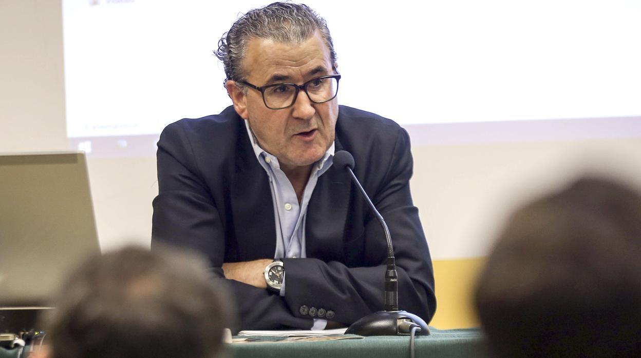 Luis Barcenilla, durante una ponencia en la Universidad Miguel de Cervantes