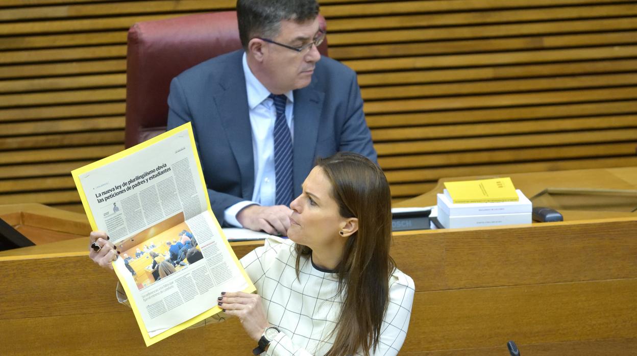 Beatriz Gascó con un recorte de prensa sobre la ley de Plurinlingüismo tumbada por los tribunales