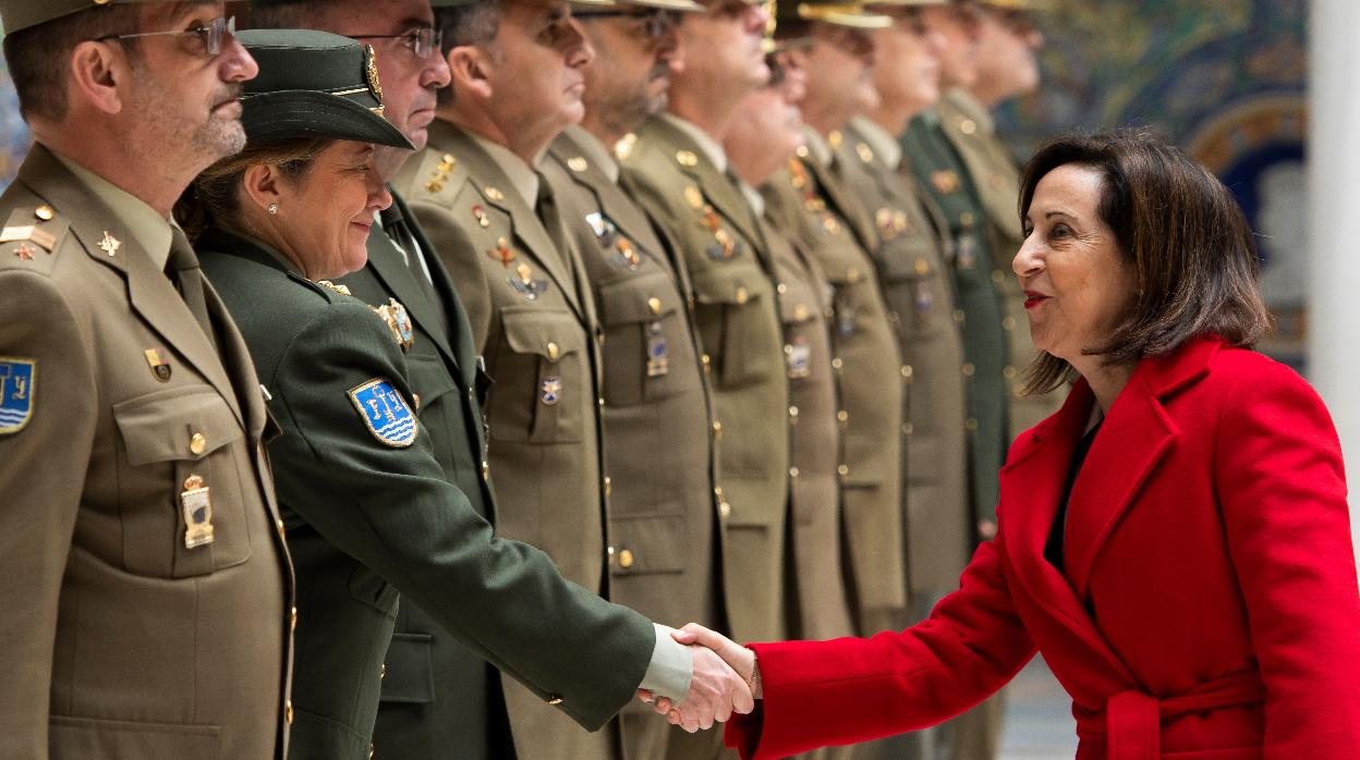 La ministra de Defensa, Margarita Robles, durante su visita al edificio de Capitanía General, en la Plaza de España de Sevilla