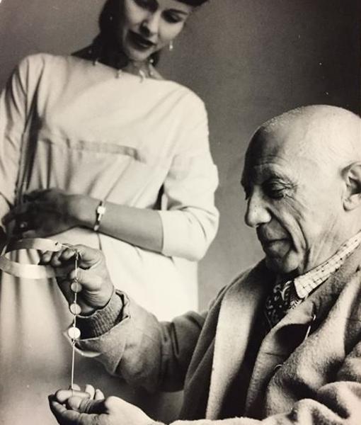 «Picasso examinando un collier», de Kary H. Lasch
