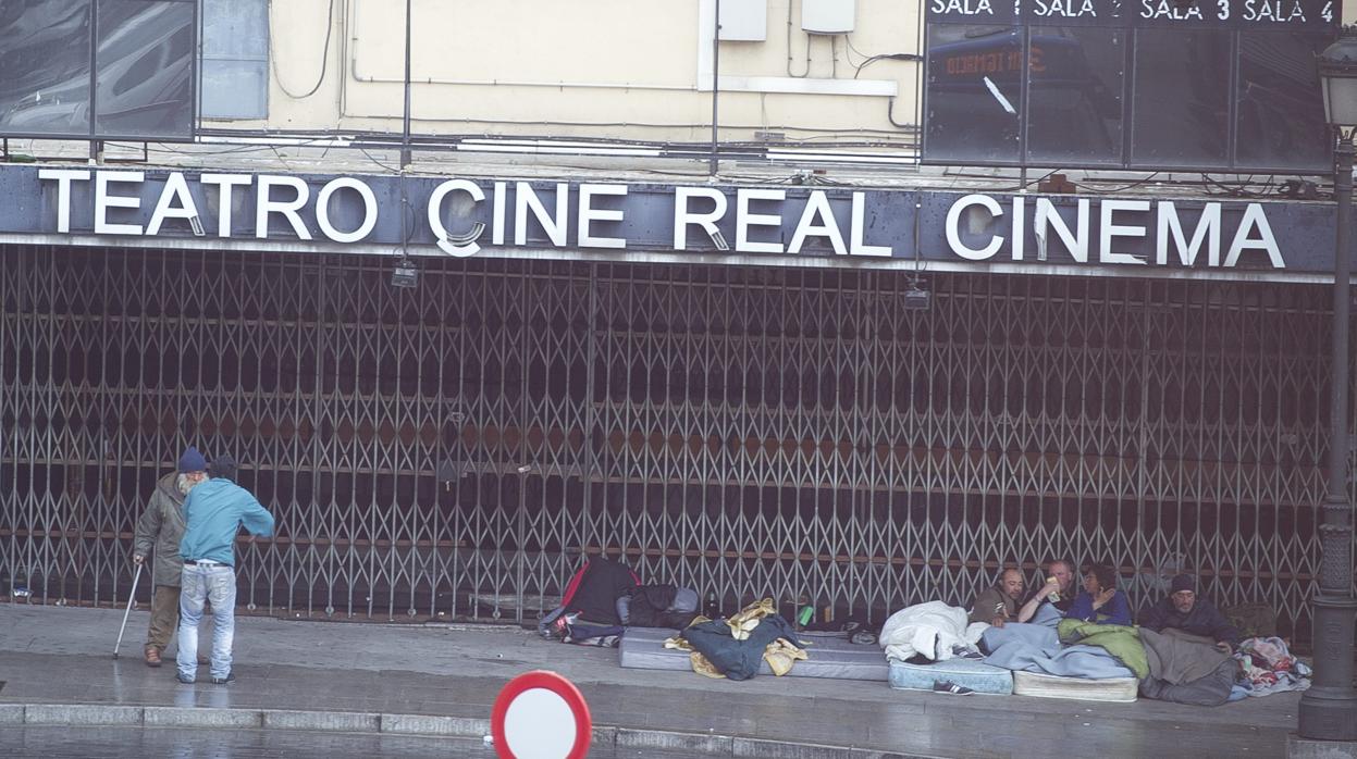 Entrada del Real Cinema de Ópera, con mendigos