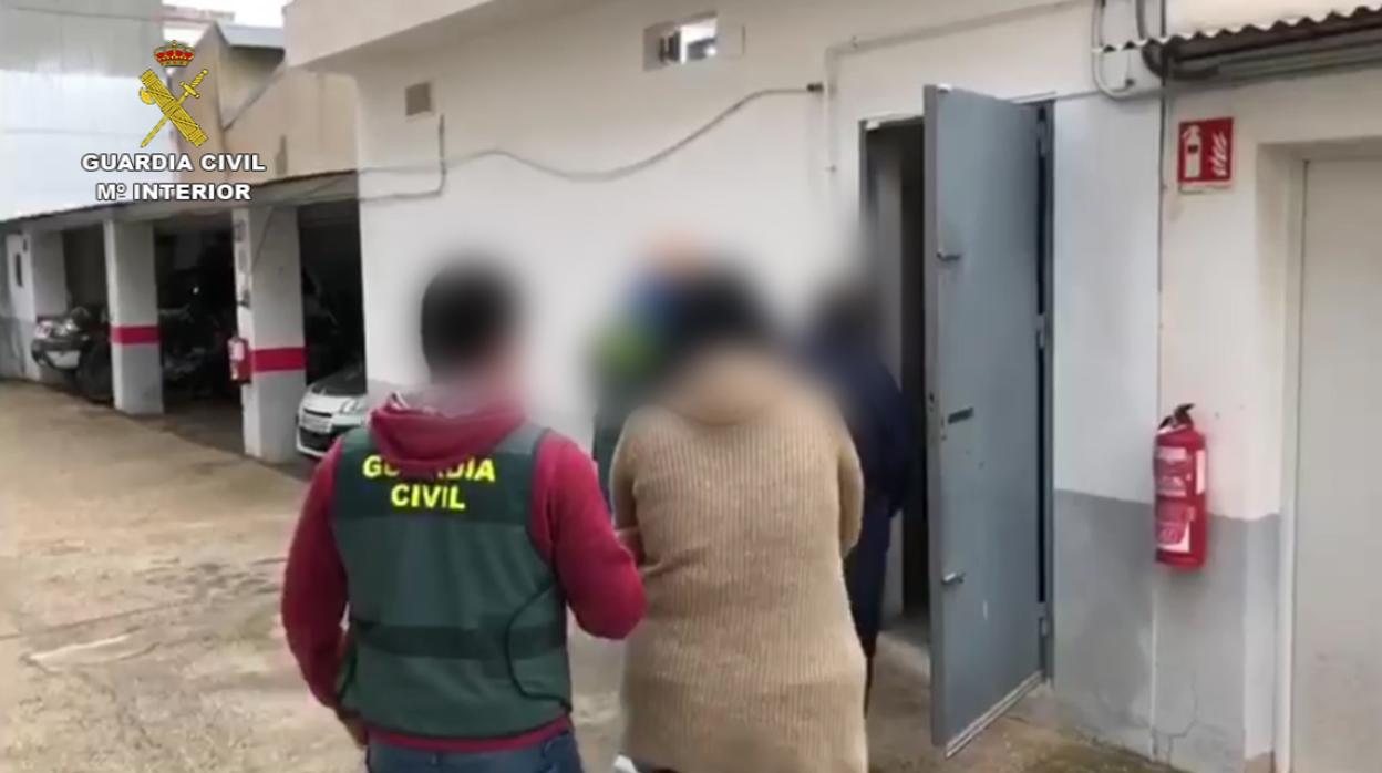 Efectivos de la Guardia Civil en la operación desplegada en Castalla