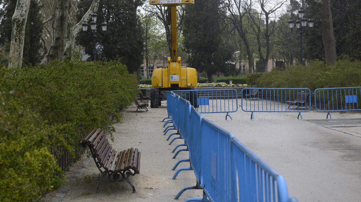 Una parte de El Retiro balizada debido a un fuerte temporal, en una imagen de archivo