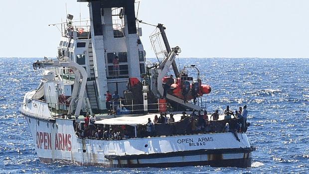El Open Arms, con 363 personas a bordo, otra vez a la espera de puerto en el Mediterráneo central