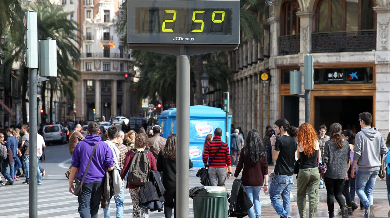 Imagen de archivo de una jornada de febrero calurosa en Valencia