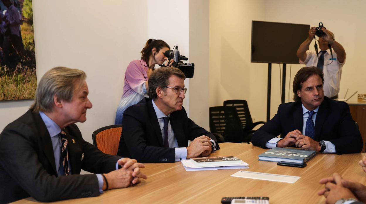 El presidente de la Xunta, Alberto Núñez Feijóo, reunido hoy con el presidente entrante de Uruguay, Luis Lacalle (derecha)