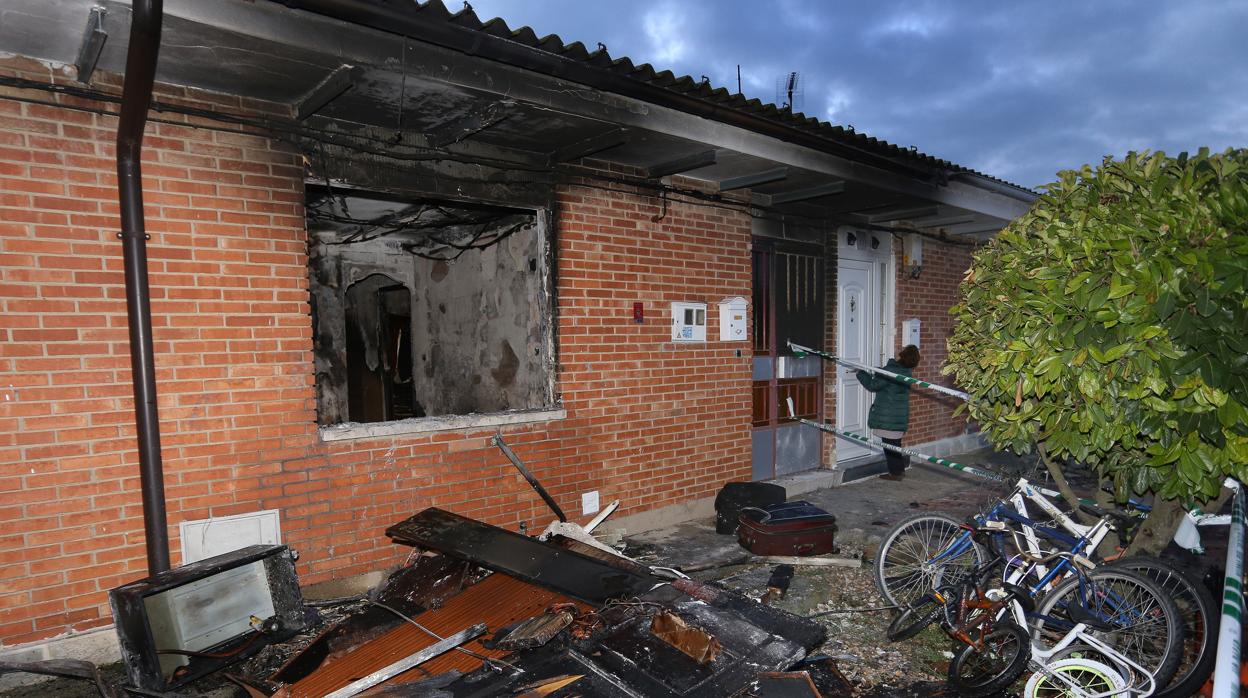 Imagen de la vivienda después de que los bomberos sofocaran las llamas del incendio