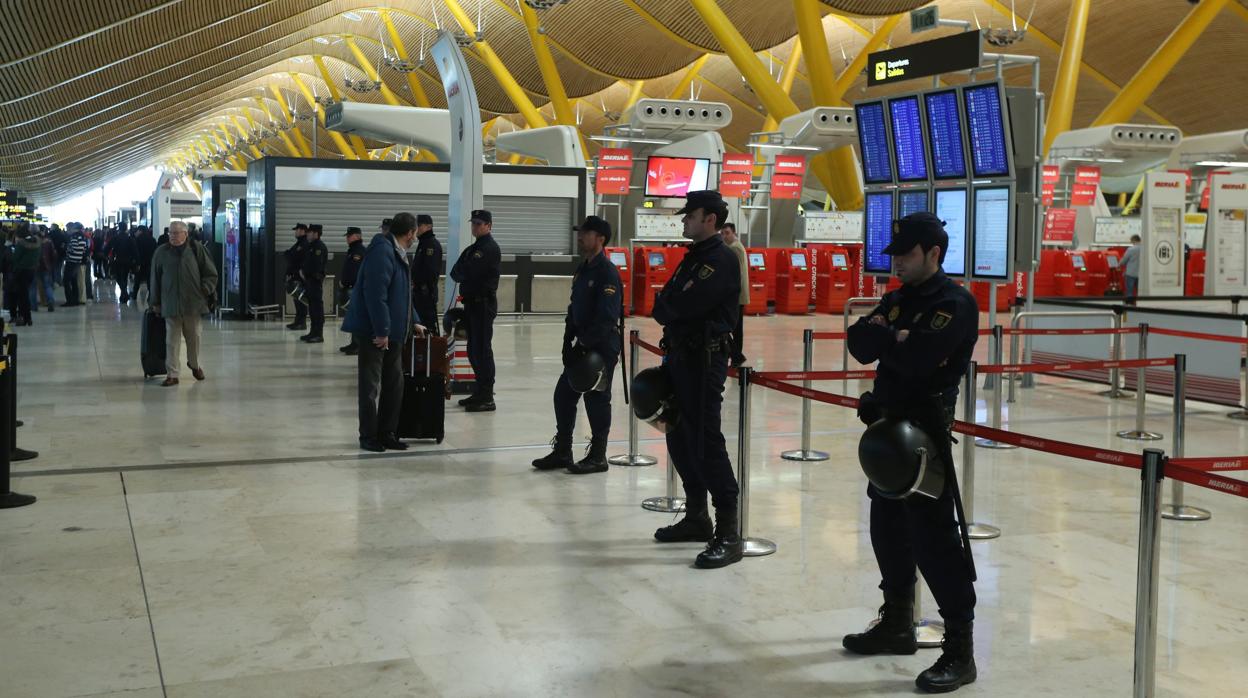 Imagen de varios policías nacionales en la Terminal 4 del aeropuerto de Barajas