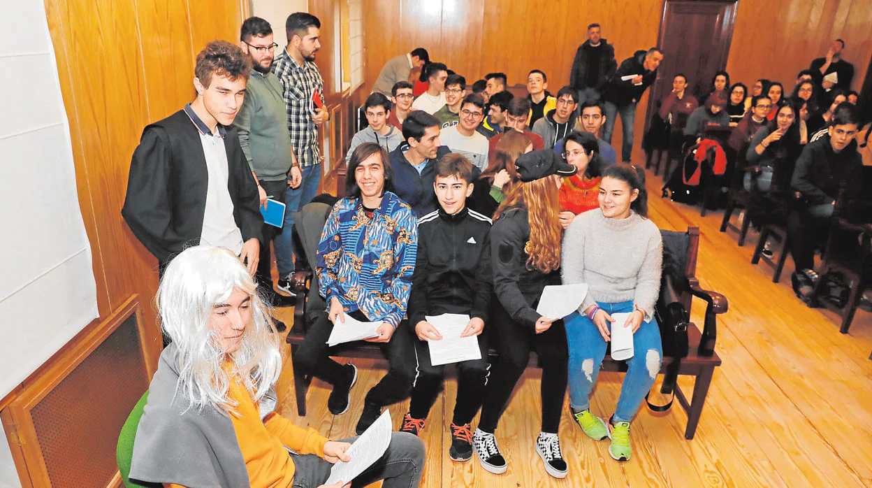 Alumnos del IES Pinar de la Rubia teatralizaron un juicio simulado en la Audiencia Provincial de Valladolid