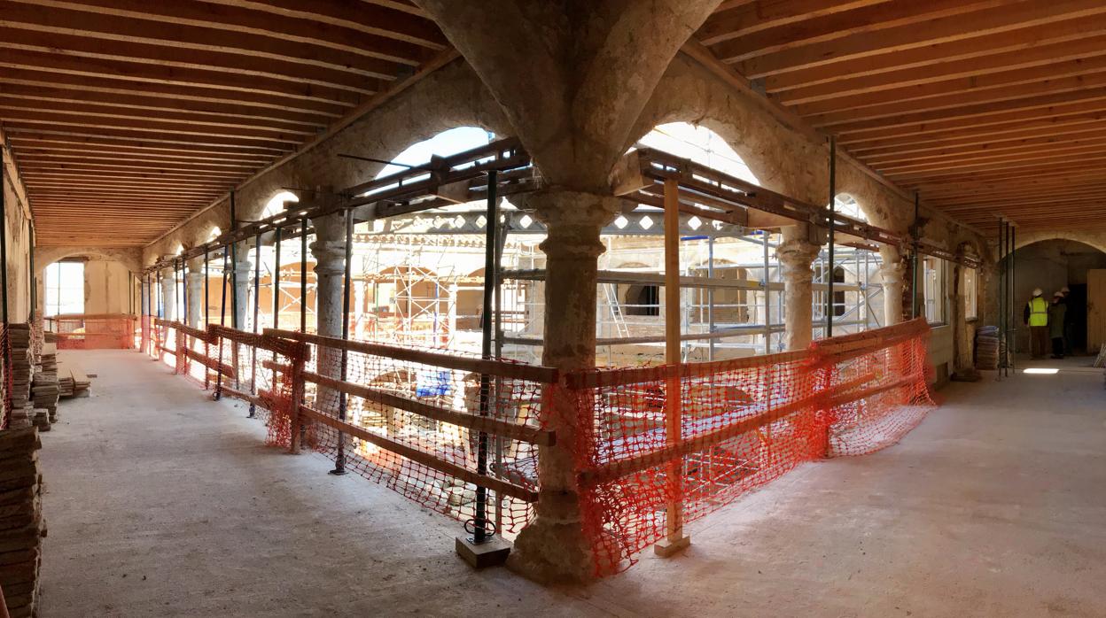 La galería superior del hopsital de la Santísima Trinidad, en obras