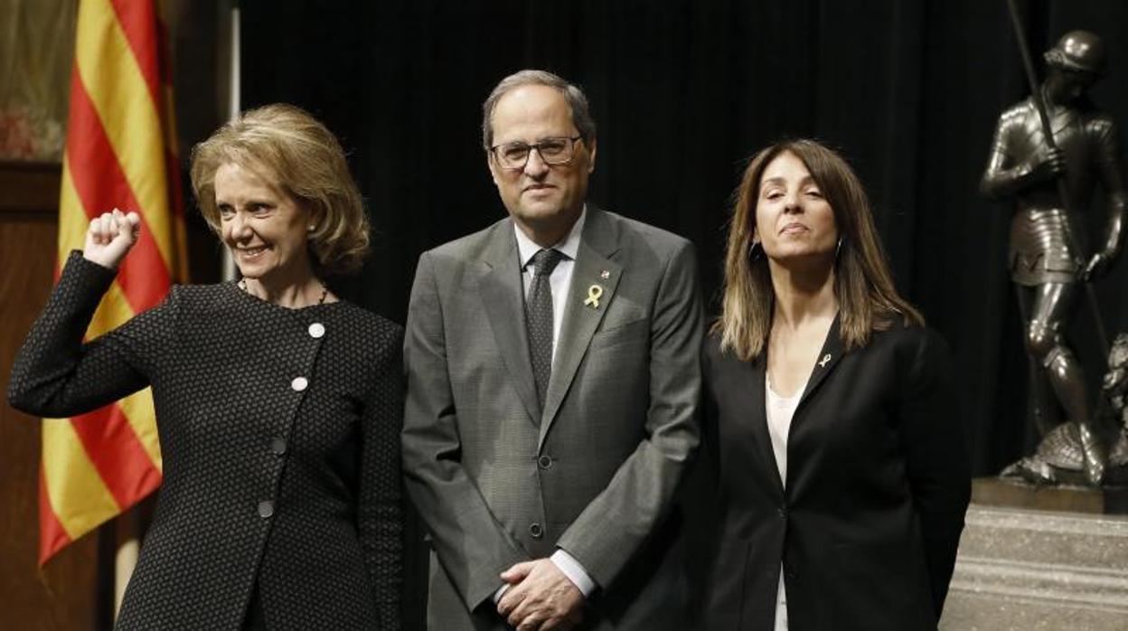 Maria Àngela Vilallonga, a la izquierda, al lado de Quim Torra, el día de su toma de posesión como consejera de Cultura, el 25 de marzo de 2019