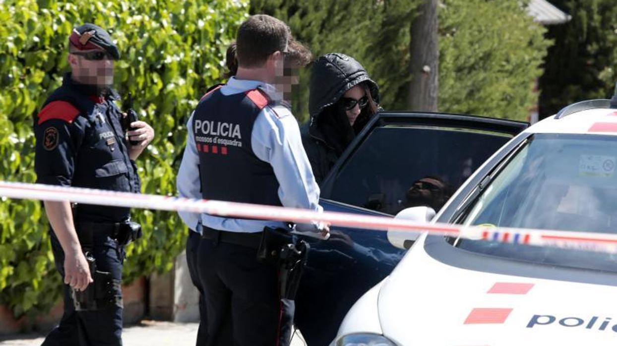 Rosa Peral, detenida por agentes de los Mossos d'Esquadra, entrando en un coche policial