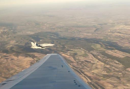 Imagen del F-18 desde el avión de Air Canada