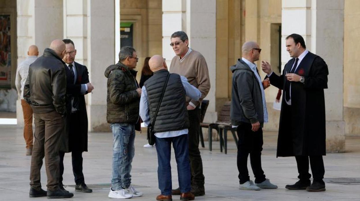 Juan Cano (centro), junto a otros acusados y algunos abogados en la entrada de la Audiencia de Alicante, este lunes