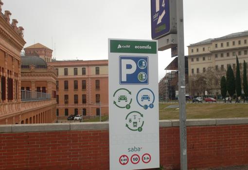 El cartel informativo en la plaza del Embarcadero