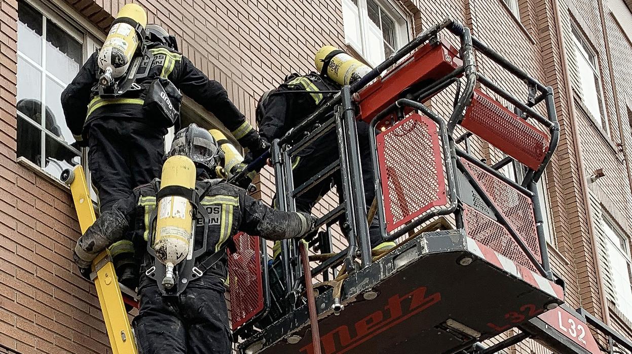 Los bomberos de León intervienen en un incendio en una vivienda de la calle San Antonio de León