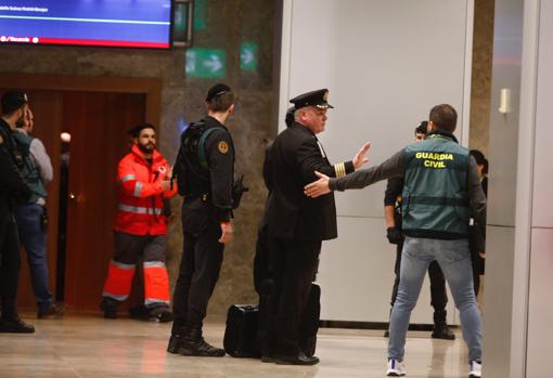 El comandante saluda a la Guardia Civil tras aterrizar