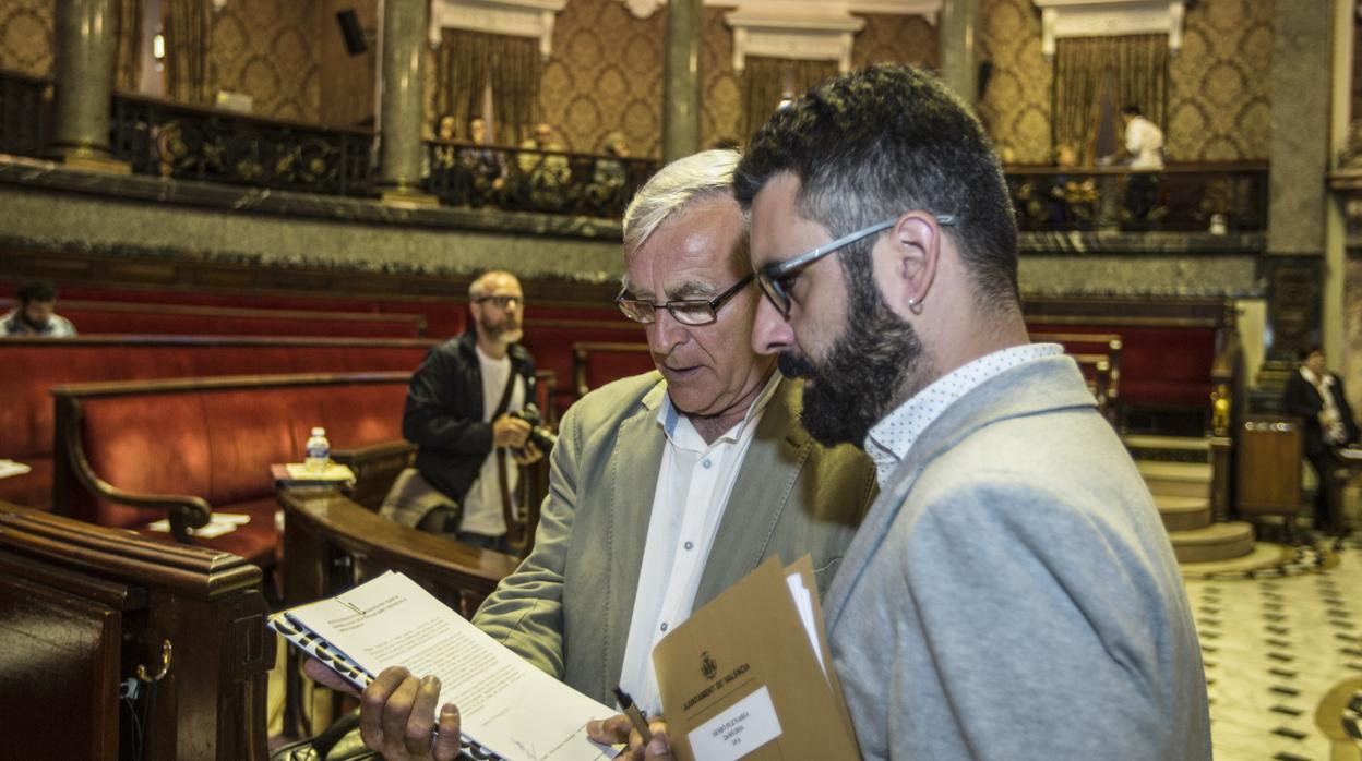 Imagen de archivo del concejal Pere Fuset junto al alcalde de Valencia, Joan Ribó