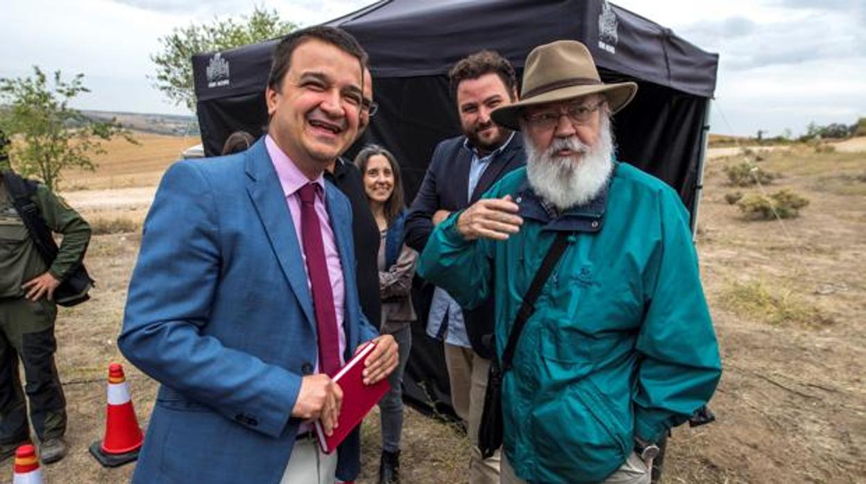 José Luis Cuerda en el rodaje de su nueva película, «Tiempo después», en Las Barrancas de Burujón (Toledo), con el consejero de Agricultura, Francisco Martínez Arroyo