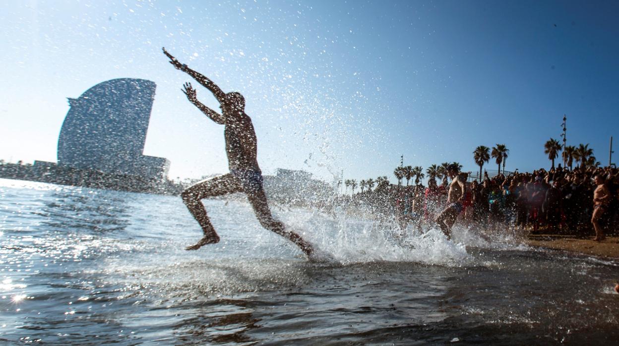 Bañistas en la playa de la Barceloneta este mes de enero