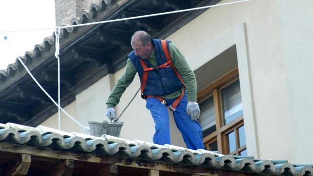 Muere un joven de 21 años al precipitarse del tejado de la obra en la que trabajaba