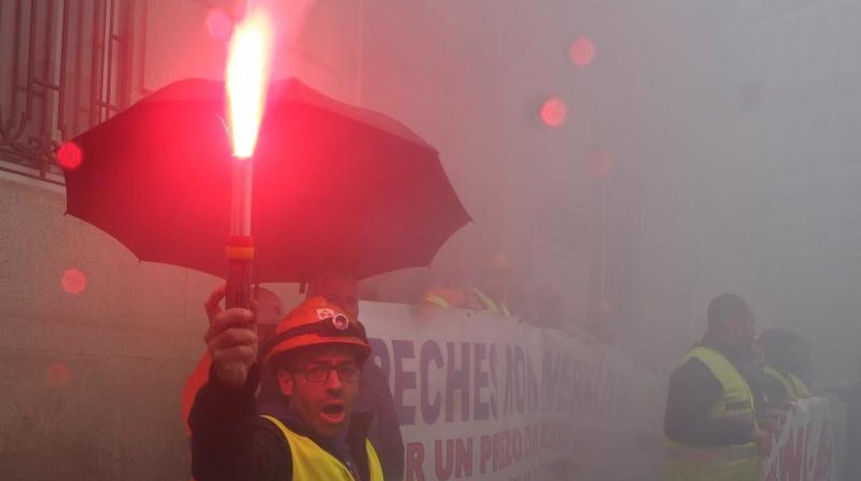 Un trabajador de Alcoa enciende una bengala en una reciente protesta en Lugo