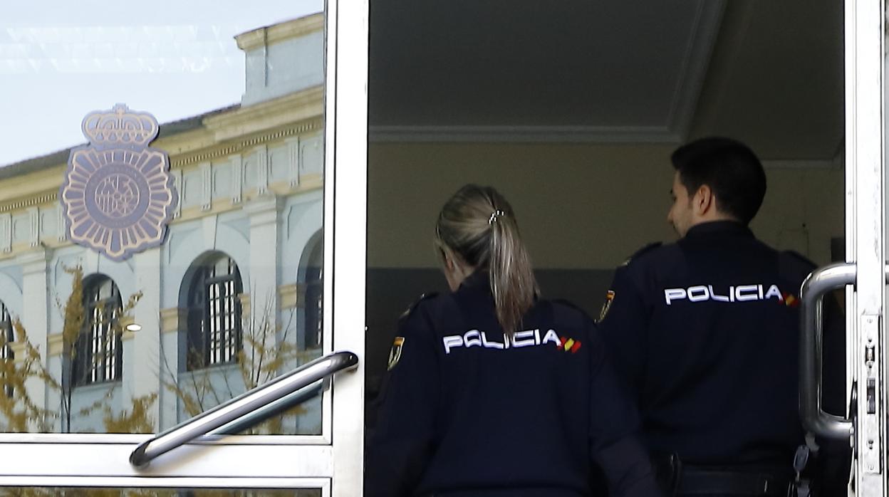 Agenctes de la Policía Nacional a las puertas de la Jefatura Superior de Zaragoza